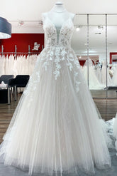 Luxury Long A-line Spaghetti Straps Tulle V Neck Sequins Lace Appliques Wedding Dress