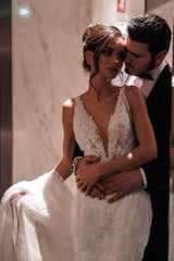 Elegant Mermaid V-neck Tulle Lace Long Backless Wedding Dress with Beading