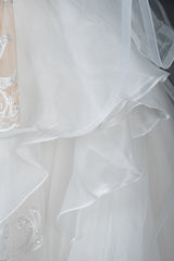 Long Tulle Lace Appliques Ruffles Ball Gown Wedding Dresses with Long Sleeve