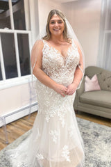 Plus Size Long V-neck Spaghetti Straps Appliques Lace Tulle Mermaid Wedding Dress