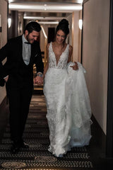 Elegant Mermaid V-neck Tulle Lace Long Backless Wedding Dress with Beading