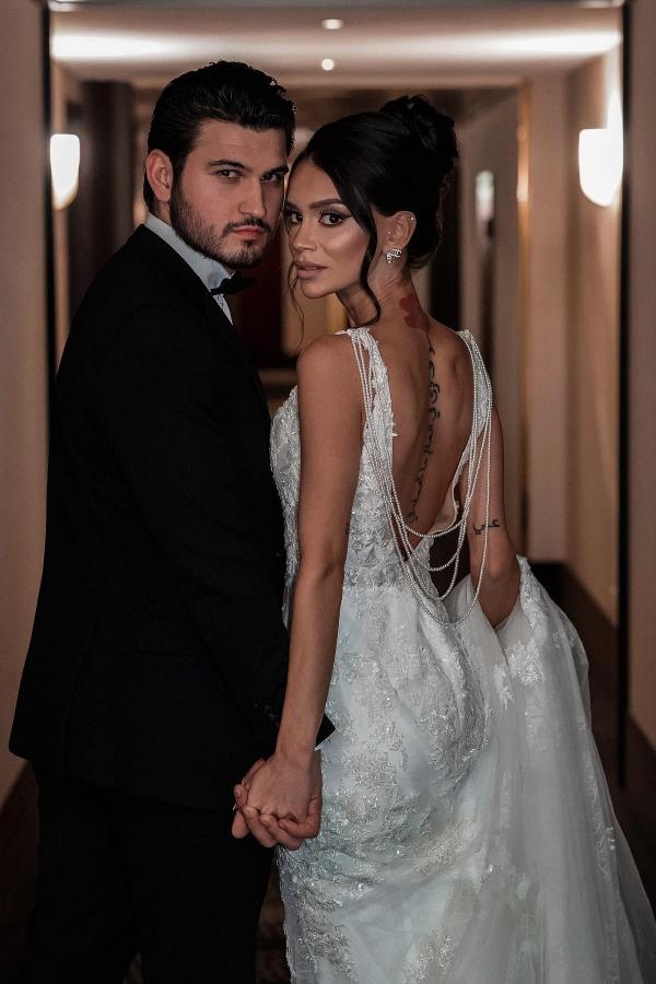 Elegant Mermaid V-neck Tulle Lace Long Backless Wedding Dress with Beading