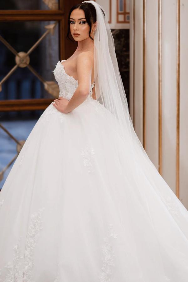 Elegant Ball Gown Sweetheart Tulle Sleeveless Long Wedding Dress with Appliques Lace