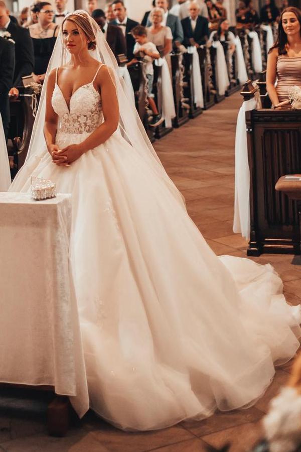 Gorgeous Long Ball Gown Organza Spaghetti Straps Open Back Wedding Dress with Lace