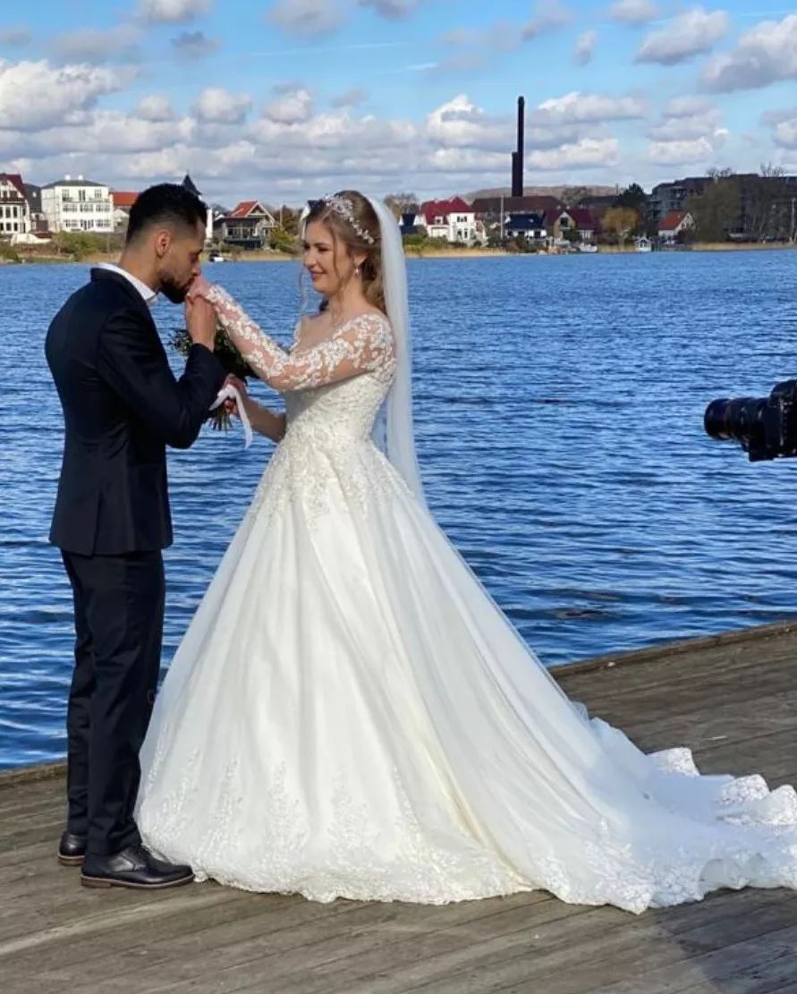 Long A-line Sweetheart Appliques Lace Wedding Dresses with Long Sleeves