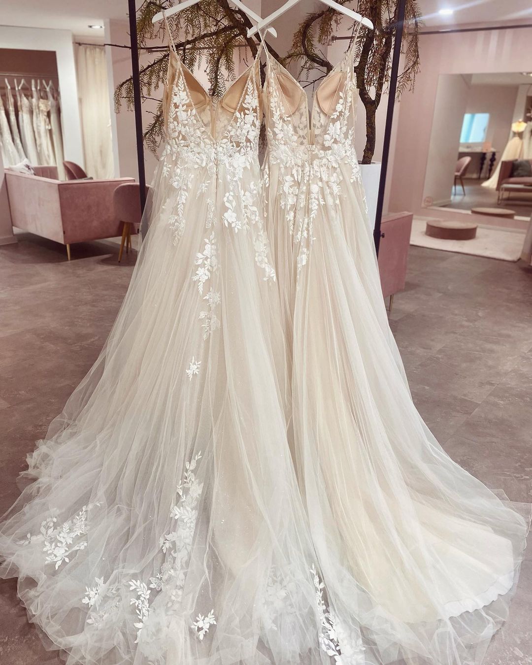 Chic Long Spaghetti Straps V-neck A-Line Tulle Wedding Dress With Appliques Lace