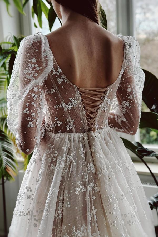 Scoop Neck Long Sleeve Tulle Floor Length Wedding Dress with Appliques Lace