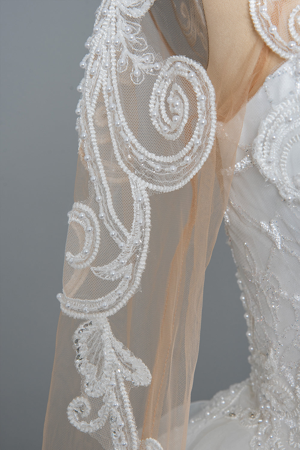 Long Tulle Lace Appliques Ruffles Ball Gown Wedding Dresses with Long Sleeve