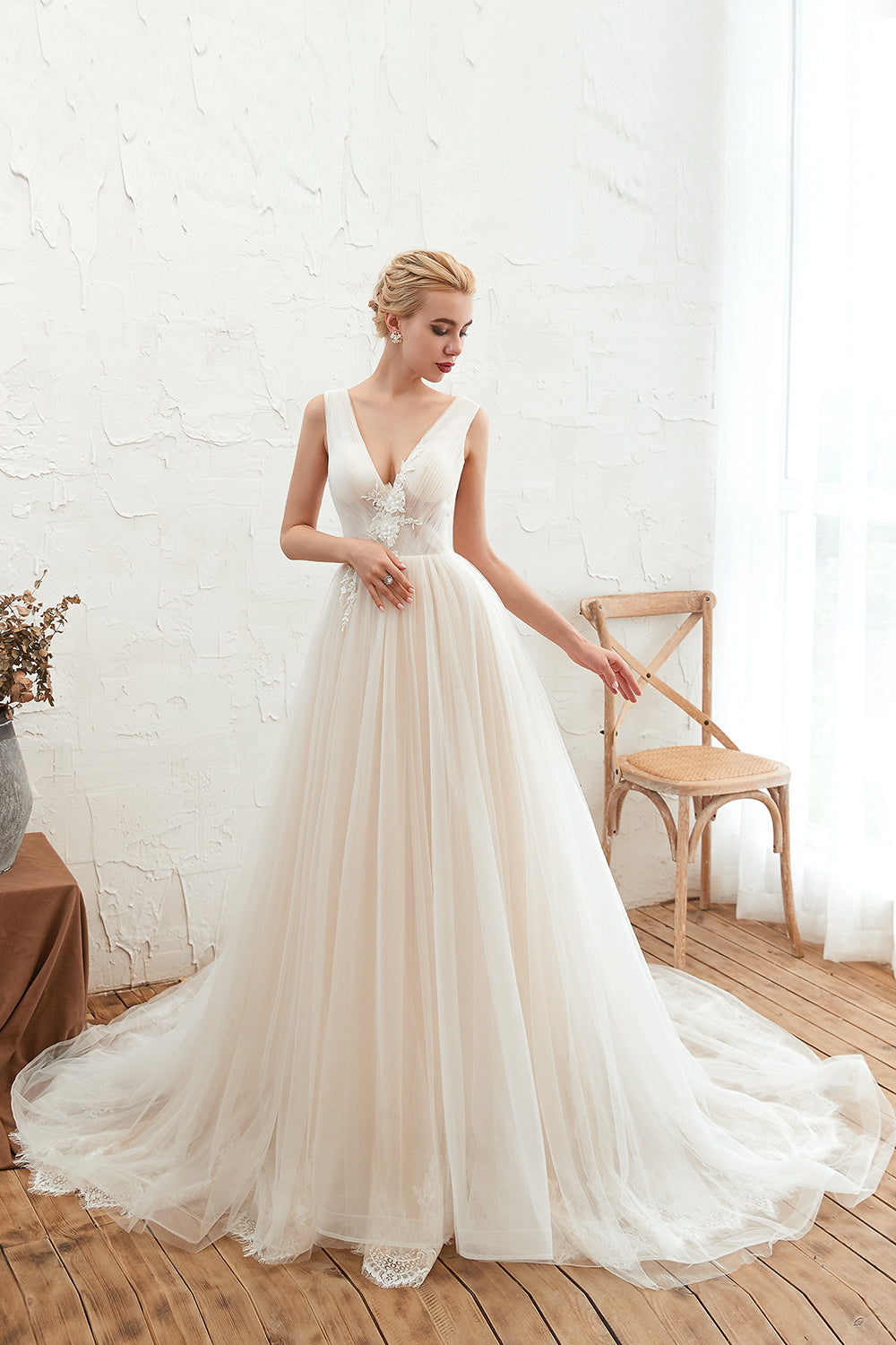 Chic Long V-neck Lace-up Appliques Tulle A-line Wedding Dress