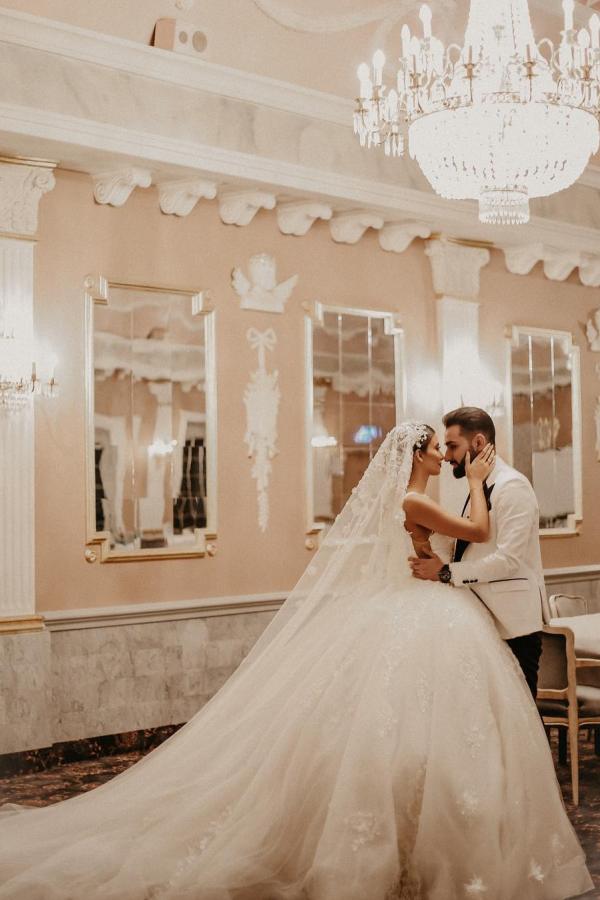 Glamorous Ivory Ball Gown V-Neck Lace Tulle Long Wedding Dress with Appliques