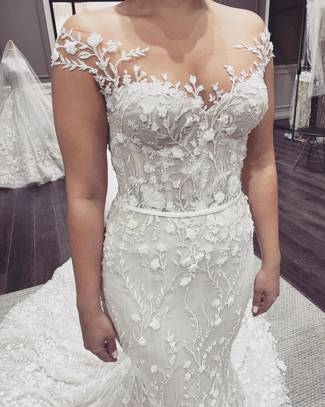Elegant Long Off the Shoulder Appliques Lace Backless Floor Length Mermaid Wedding Dresses