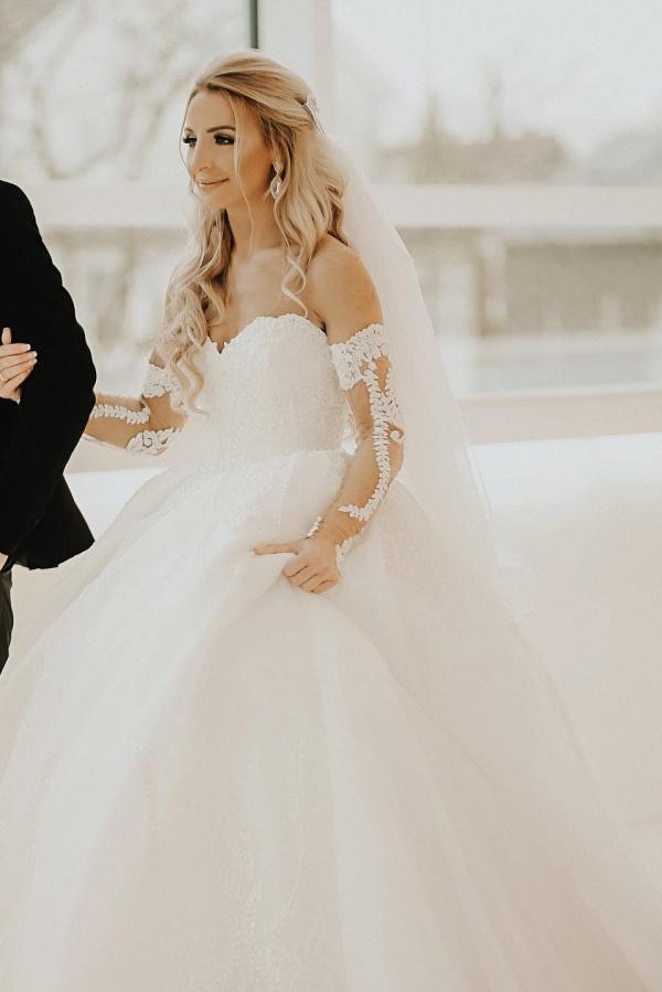 Elegant Off the shoulder Sweetheart Tulle Ball Gown Long Wedding Dress with Sleeves