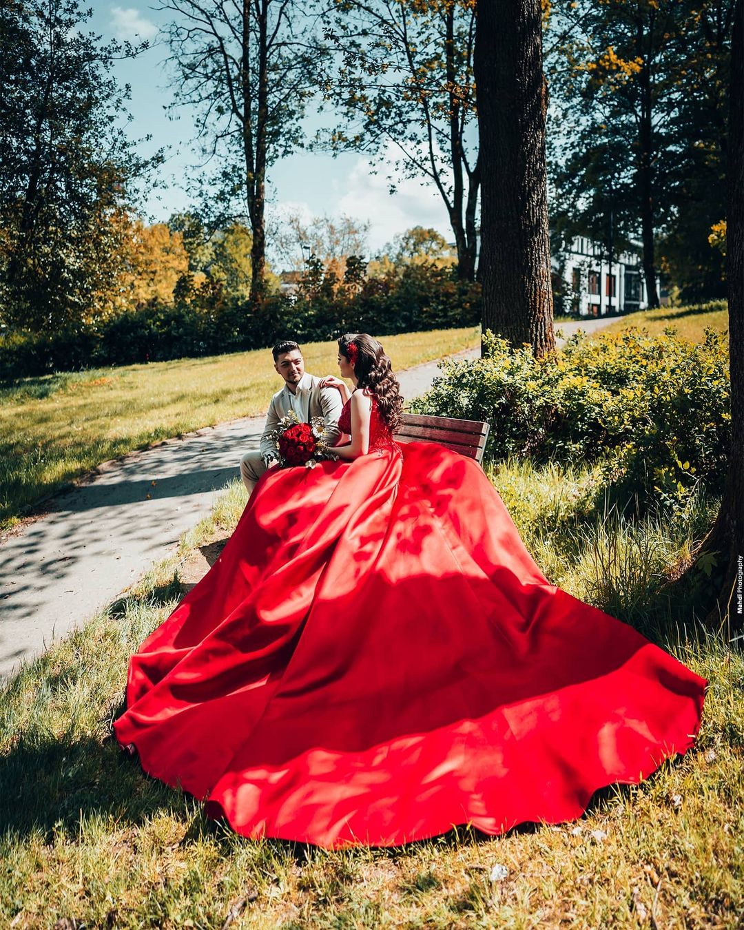 Luxury Long Red Ball Gown Satin V-neck Wedding Dresses with Lace
