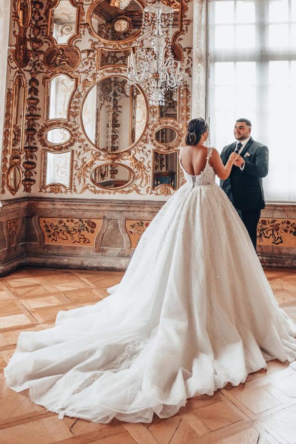 Luxury Plus Size White Ball Gown Sweetheart Tulle Long Wedding Dress with Appliques Lace