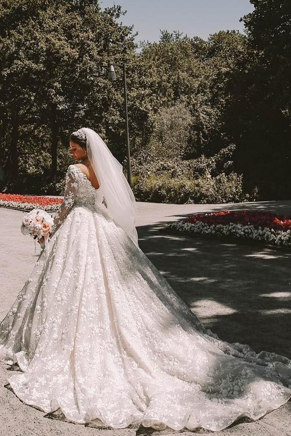 Elegant Ball Gown Scoop Neck Lace Tulle Long Appliques Wedding Dress with sleeves