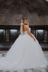 Elegant Plus Size White Ball Gown Sweetheart Sleeveless Tulle Lace Long Wedding Dress