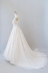 Elegant Long V-neck Appliques Lace Tulle A-line Wedding Dress
