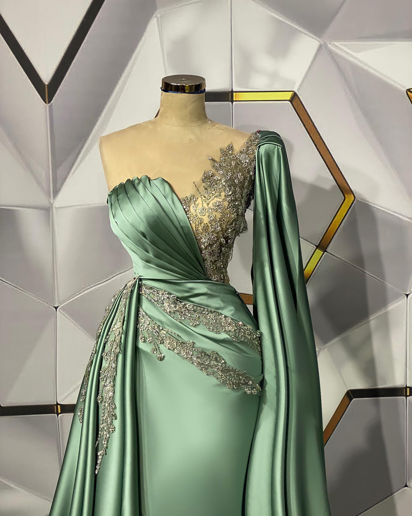 Long Mermaid Sweetheart Appliques Beading Satin Formal Dress With Side Train