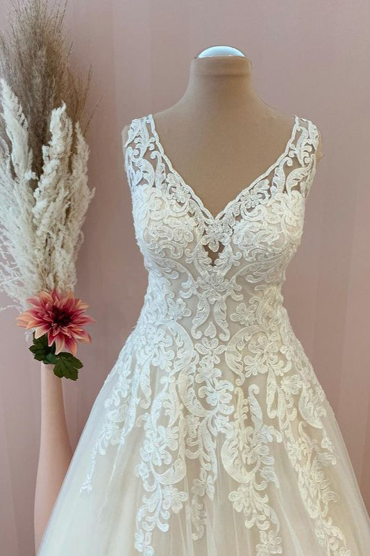 Classy Long Sweetheart Appliques Lace A-Line Tulle Backless Floor Length Wedding Dress