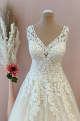 Classy Long Sweetheart Appliques Lace A-Line Tulle Backless Floor Length Wedding Dress