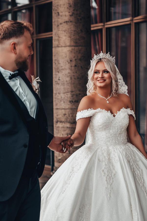 Plus Size White Ball Gown Off the Shoulder Sweetheart Satin Long Wedding Dress with Appliques