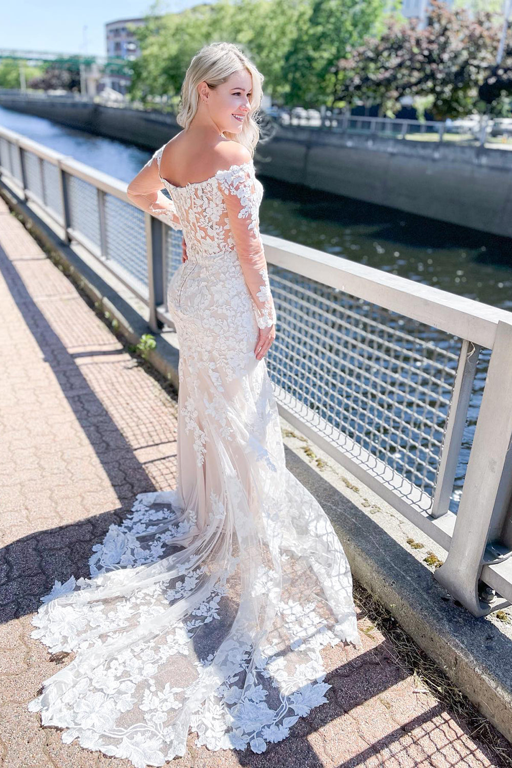 Stunning Off the Shoulder Long Sleeve Sweetheart Appliques Lace Mermaid Wedding Dress