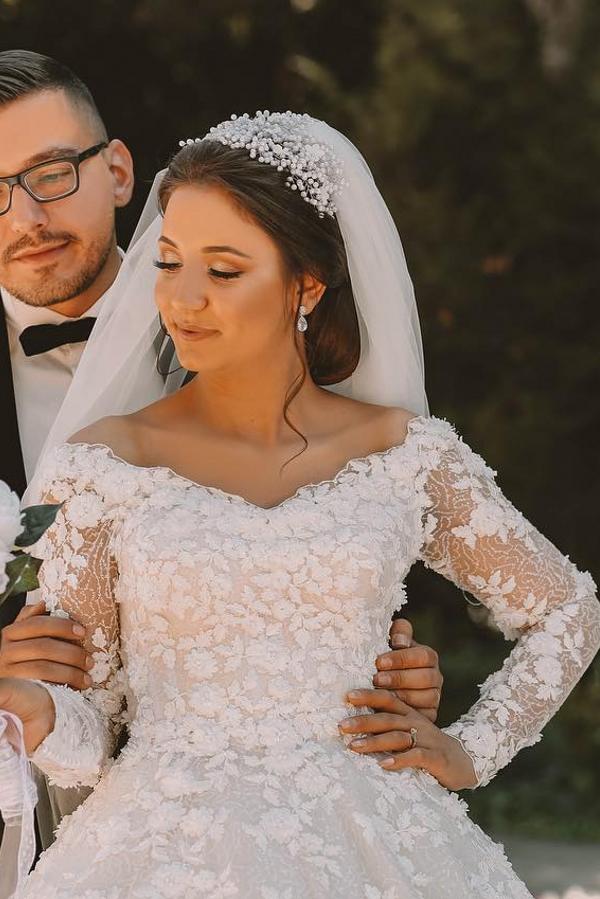Elegant Ball Gown Scoop Neck Lace Tulle Long Appliques Wedding Dress with sleeves