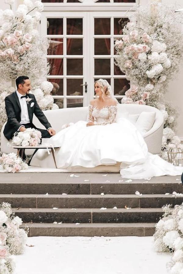 Gorgeous White Long Ball Gown Sweetheart Tulle Lace Beading Wedding Dress with Sleeves