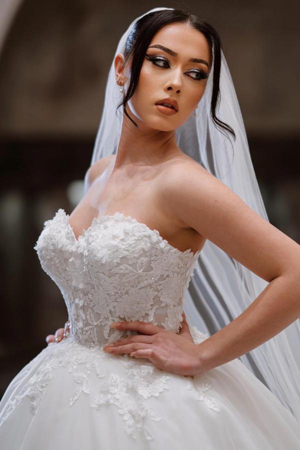 Elegant Ball Gown Sweetheart Tulle Sleeveless Long Wedding Dress with Appliques Lace