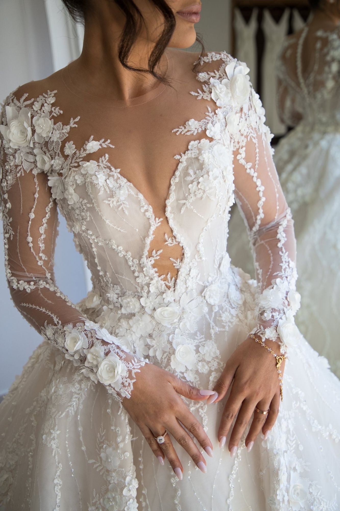 Exquisite Long Ball Gown Sweetheart Tulle Lace Backless Wedding Dress with Sleeves