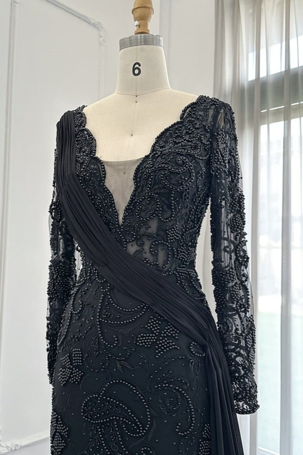 Black Long Sleeves Mermaid V-Neck Lace Formal Evening Dress with Sweep Train