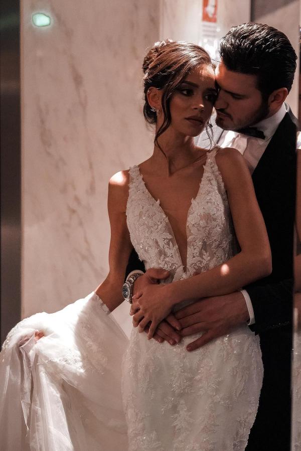 Elegant Mermaid V-neck Tulle Lace Long Backless Wedding Dress with Beading