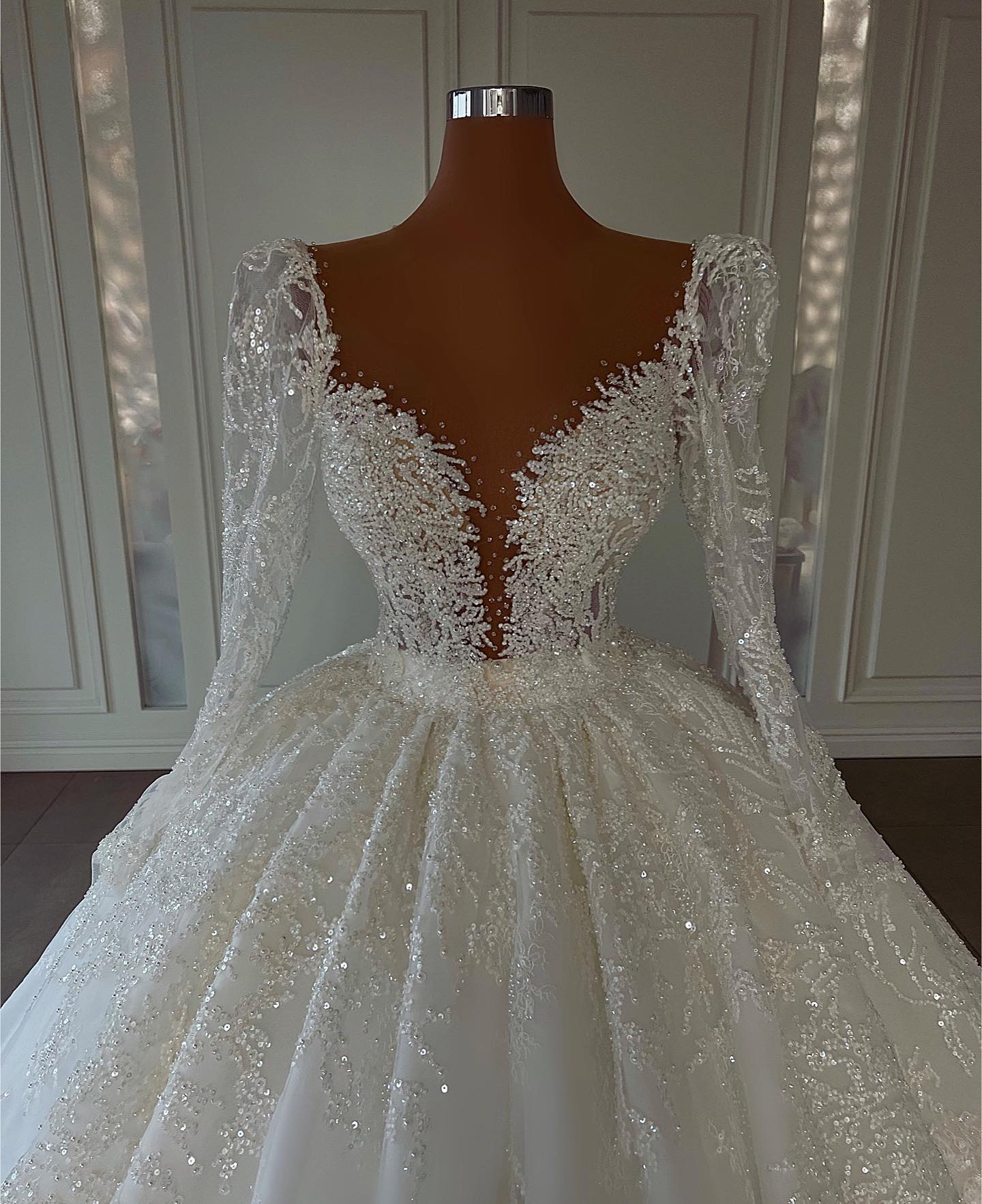 Luxury Long Ball Gown Sweetheart Lace Wedding Dress with Sleeves