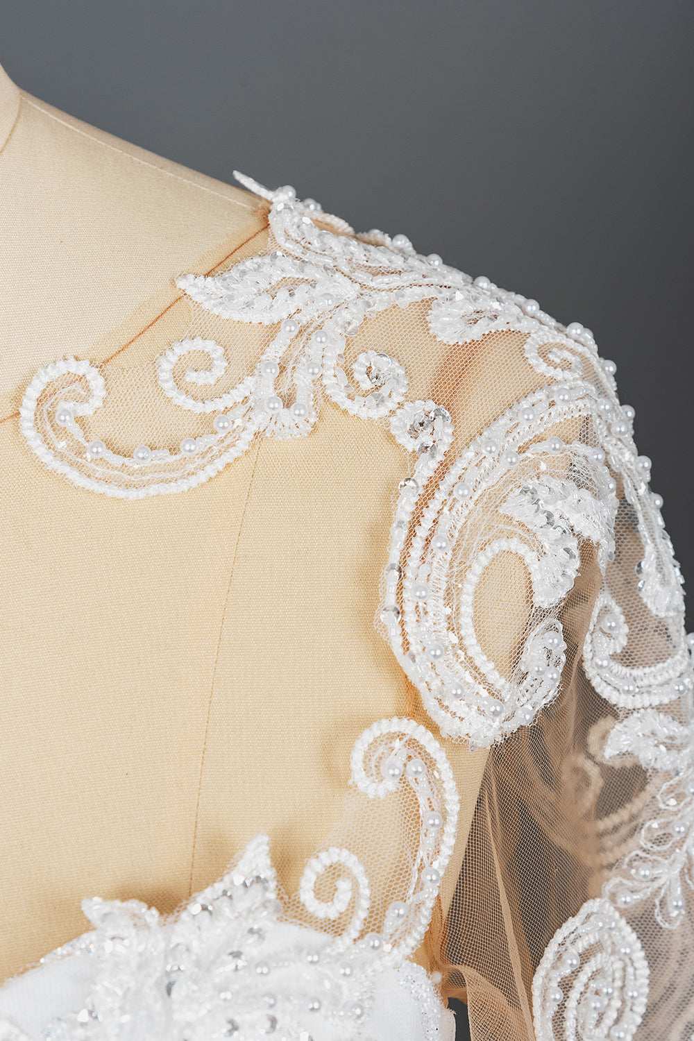 Long Tulle Lace Appliques Ruffles Ball Gown Wedding Dresses with Long Sleeve
