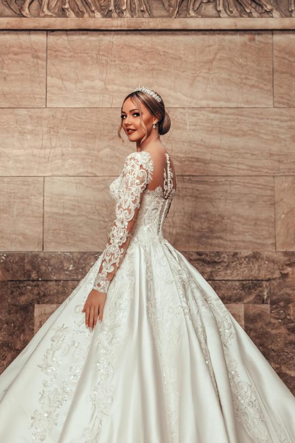 Ivory Long Ball Gown Sweetheart Satin Lace Backless Wedding Dresses with Sleeves