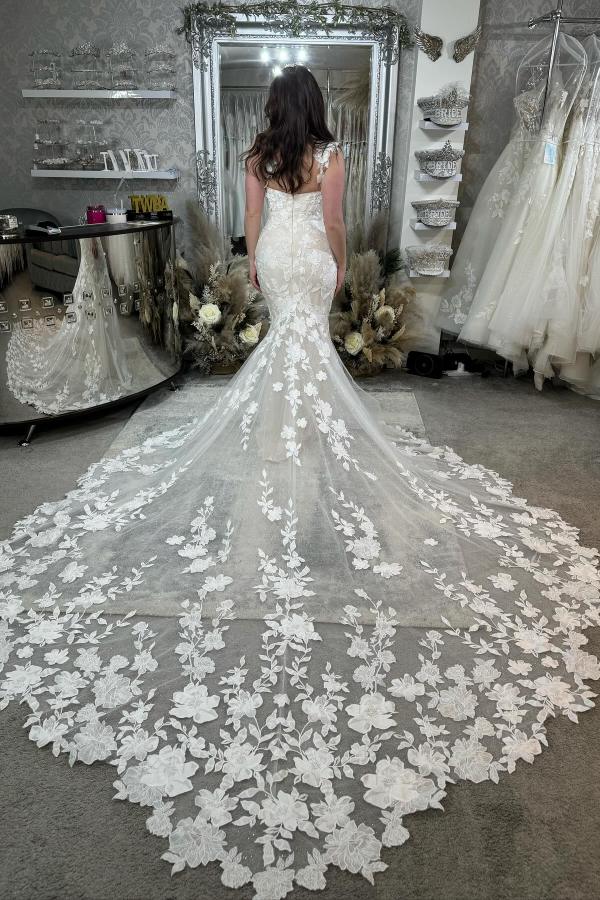 Open Back Long Tulle Appliques Lace Mermaid Wedding Dress with Ruffles