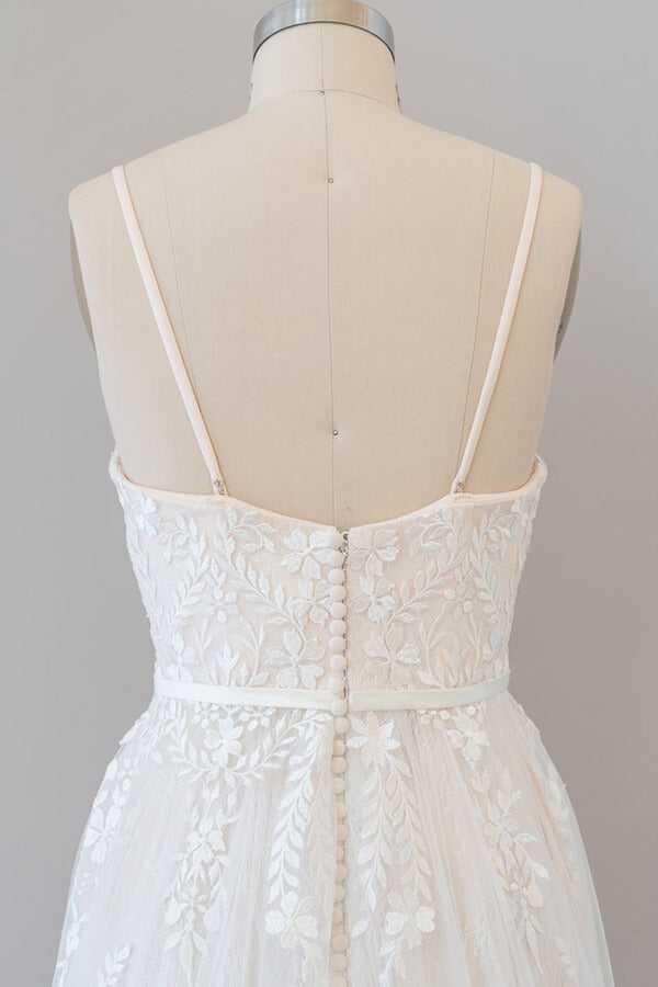 Chic Long A-line Spaghetti Strap Appliques Tulle Wedding Dress