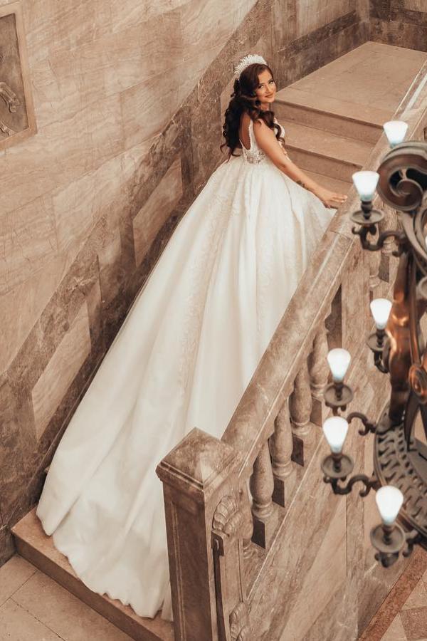 Charming Long Ball Gown Sweetheart Straps Sleeveless Lace Wedding Dress