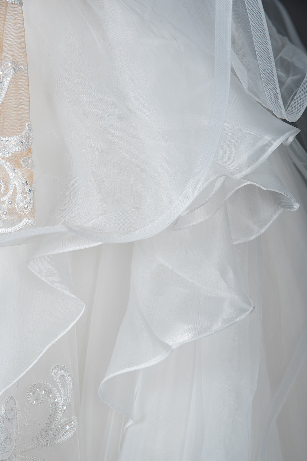 Long Tulle Lace Appliques Ruffles Ball Gown Wedding Dresses with Long Sleeve