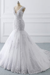 Chic White Long V-neck Appliques Lace Mermaid Tulle Wedding Dress