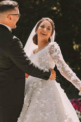 Elegant Ball Gown Scoop Neck Lace Tulle Long Appliques Wedding Dress with sleeves