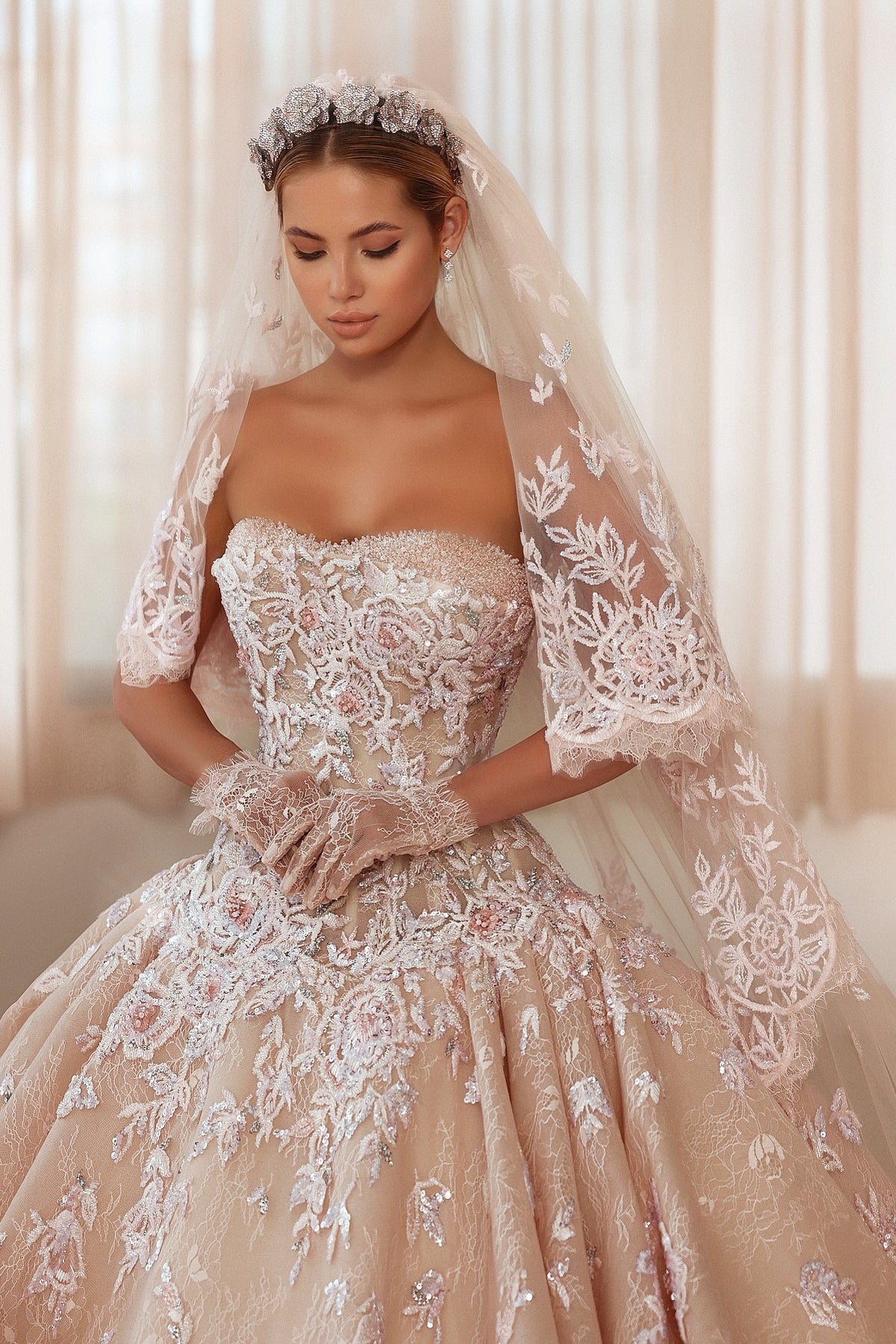 Ball Gown Strapless Appliques Lace Beads Long Wedding Dress with Train