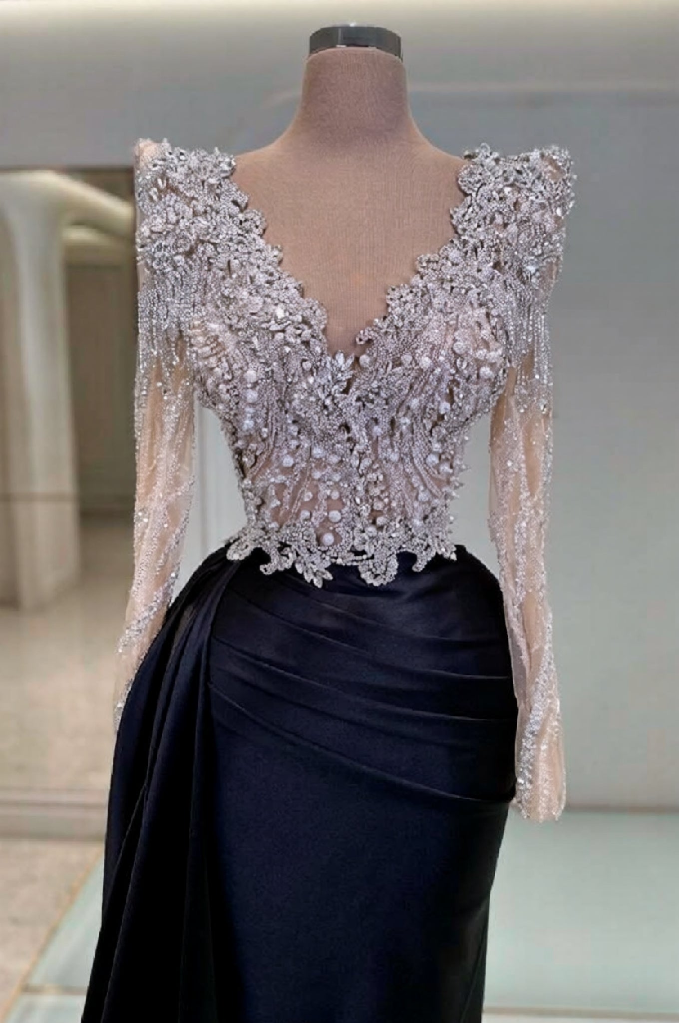 Black Long Sleeves Mermaid V-Neck Sequined Satin Prom Dresses with Beads