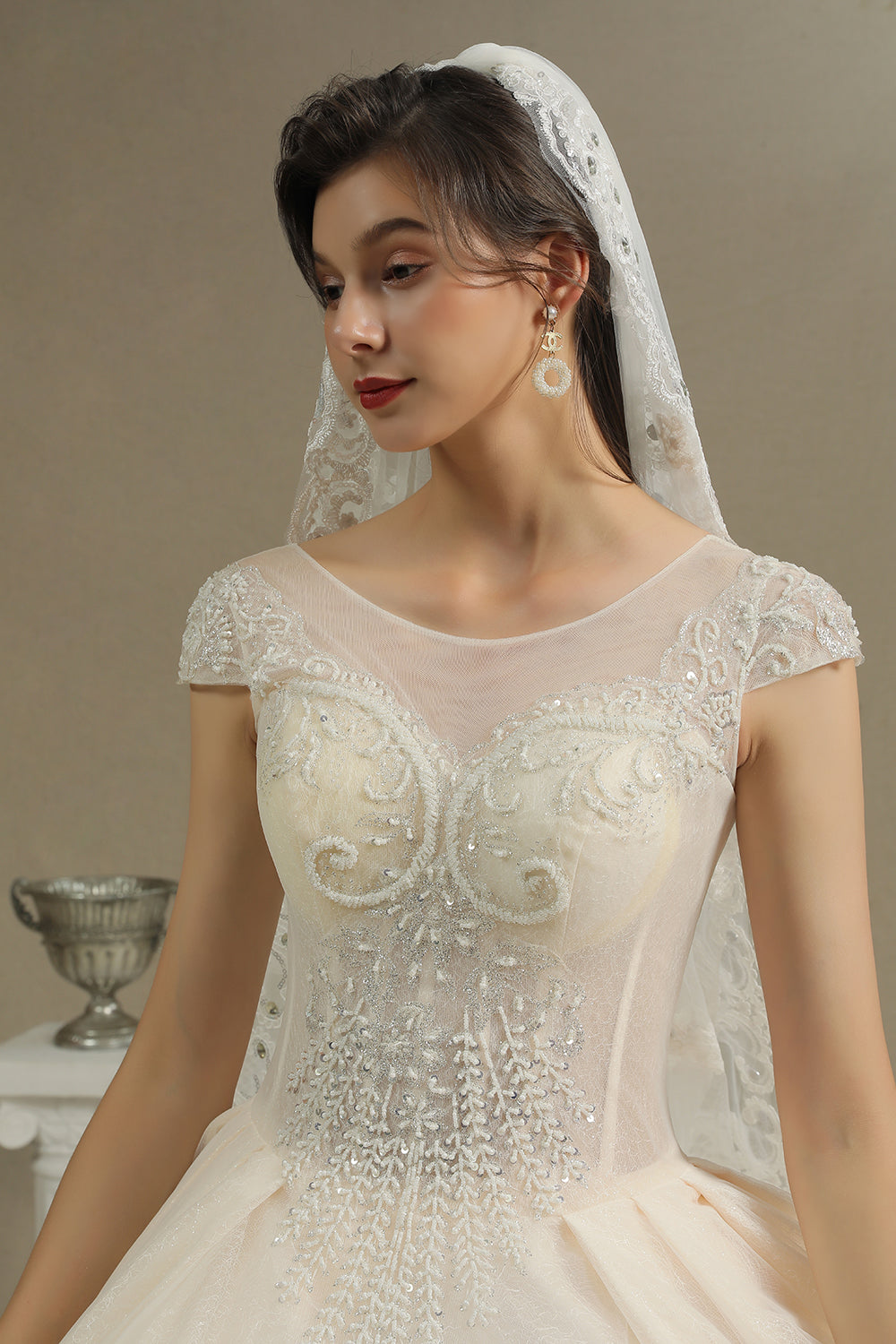 Luxury Long Ball Gown Tulle Lace Appliques Garden Wedding Dresses with Cap Sleeve