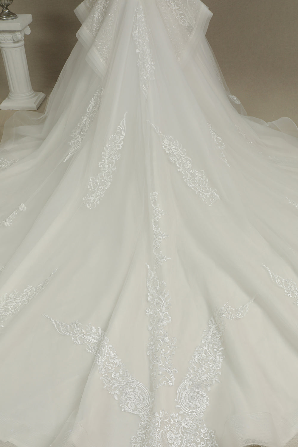 Luxury Ball Gown Crew Neck Floral Lace Tulle Wedding Dresses with Sleeves
