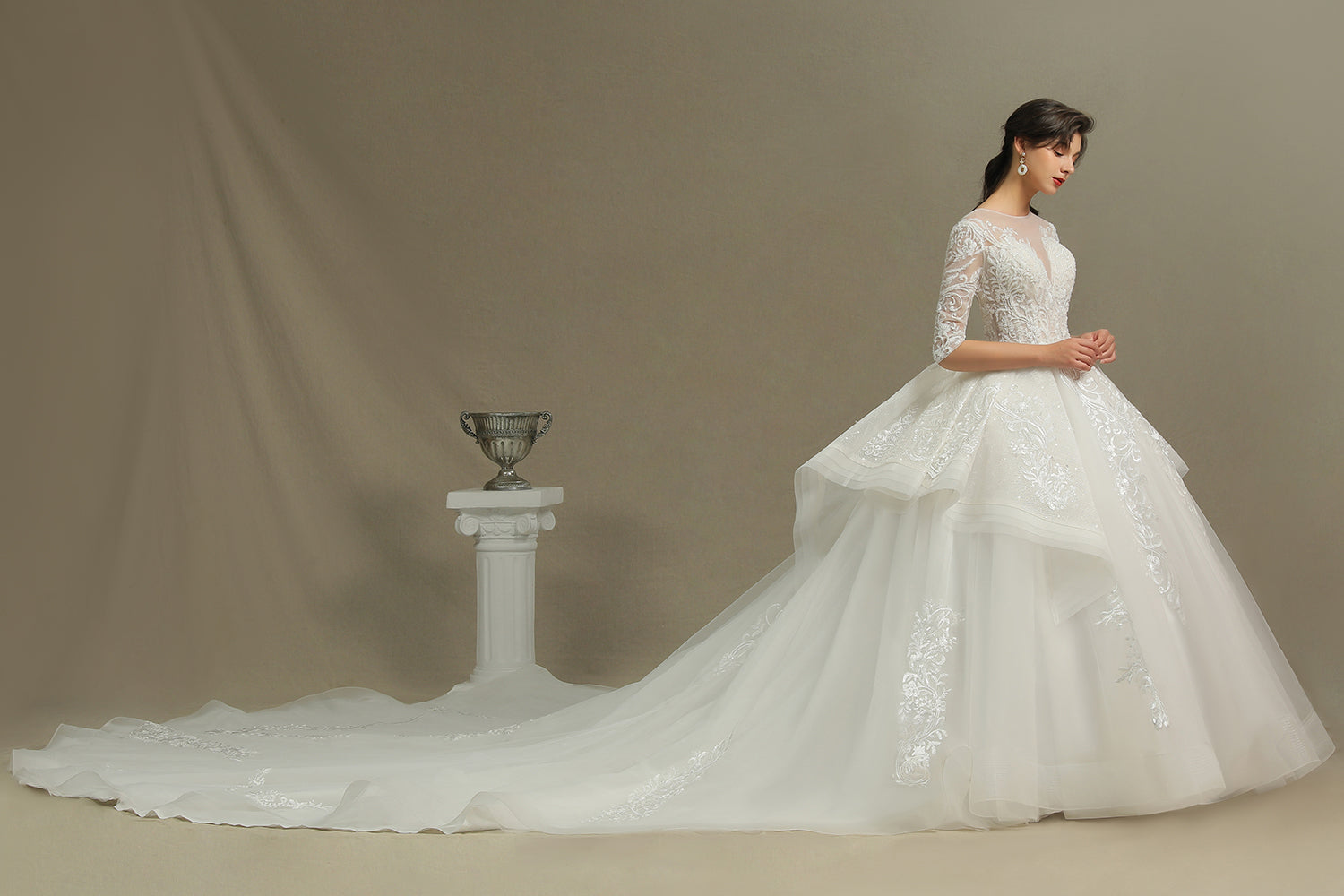 Luxury Ball Gown Crew Neck Floral Lace Tulle Wedding Dresses with Sleeves