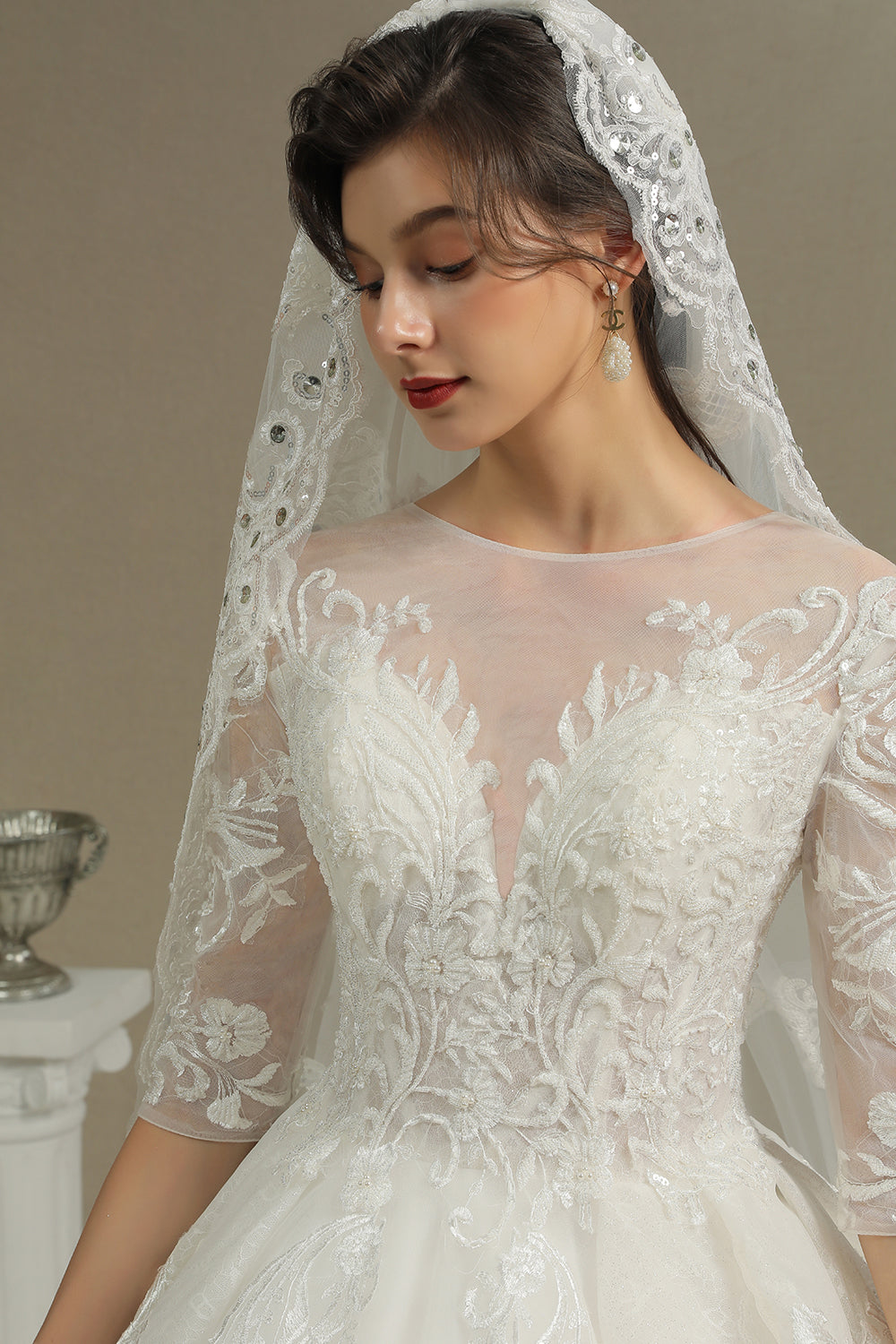 Luxury Ball Gown Crew Neck Floral Lace Tulle Wedding Dresses with Sleeves