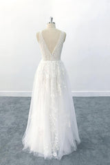 Elegant Long A-line V-neck Appliques Lace Tulle Wedding Dress
