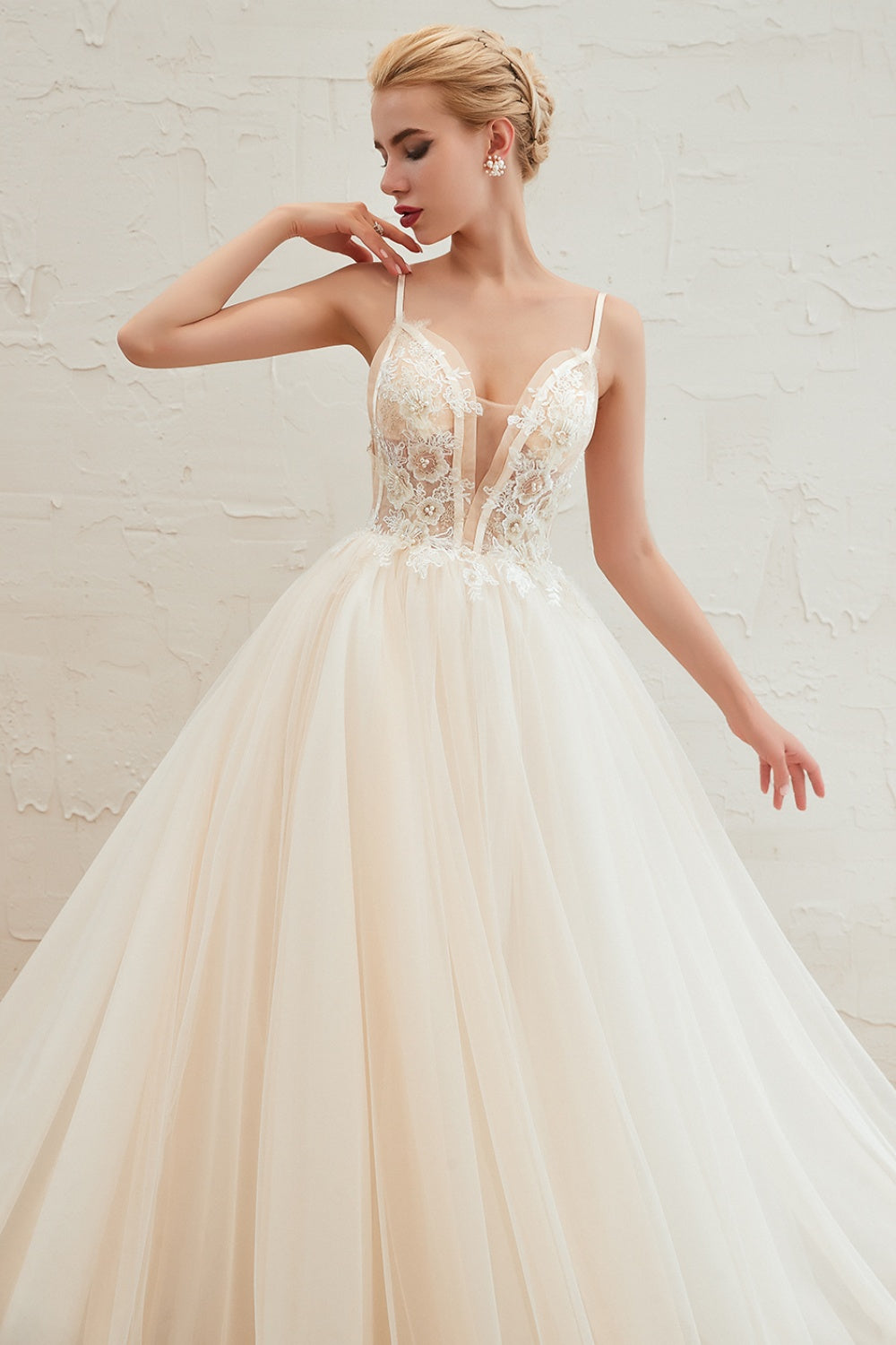 Elegant Long Appliques Lace Tulle A-line Wedding Dress