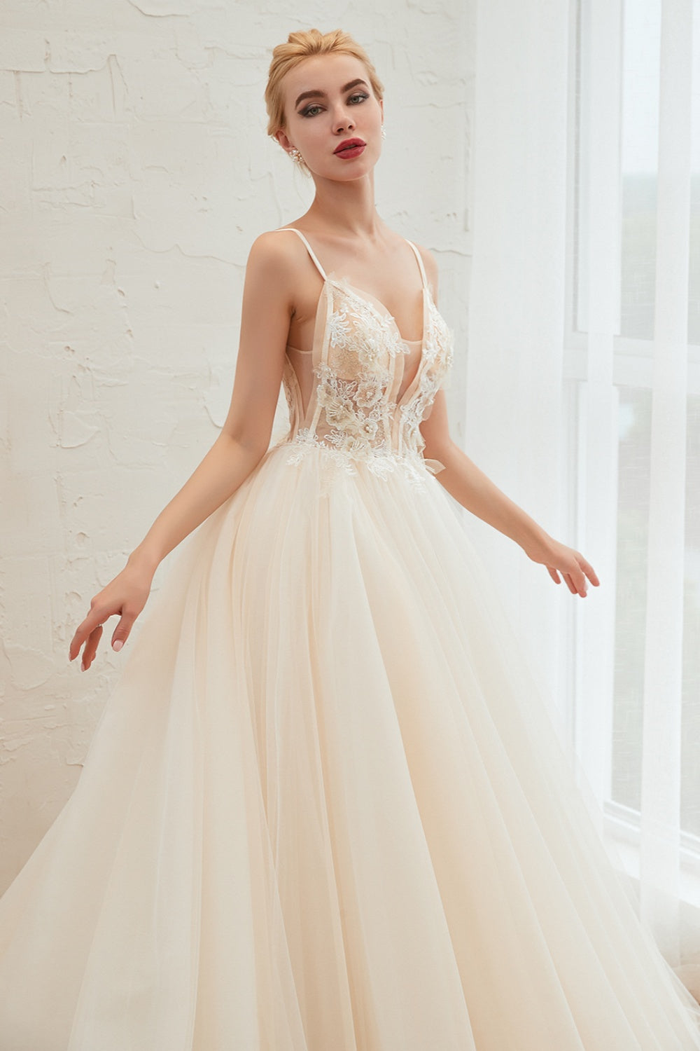 Elegant Long Appliques Lace Tulle A-line Wedding Dress